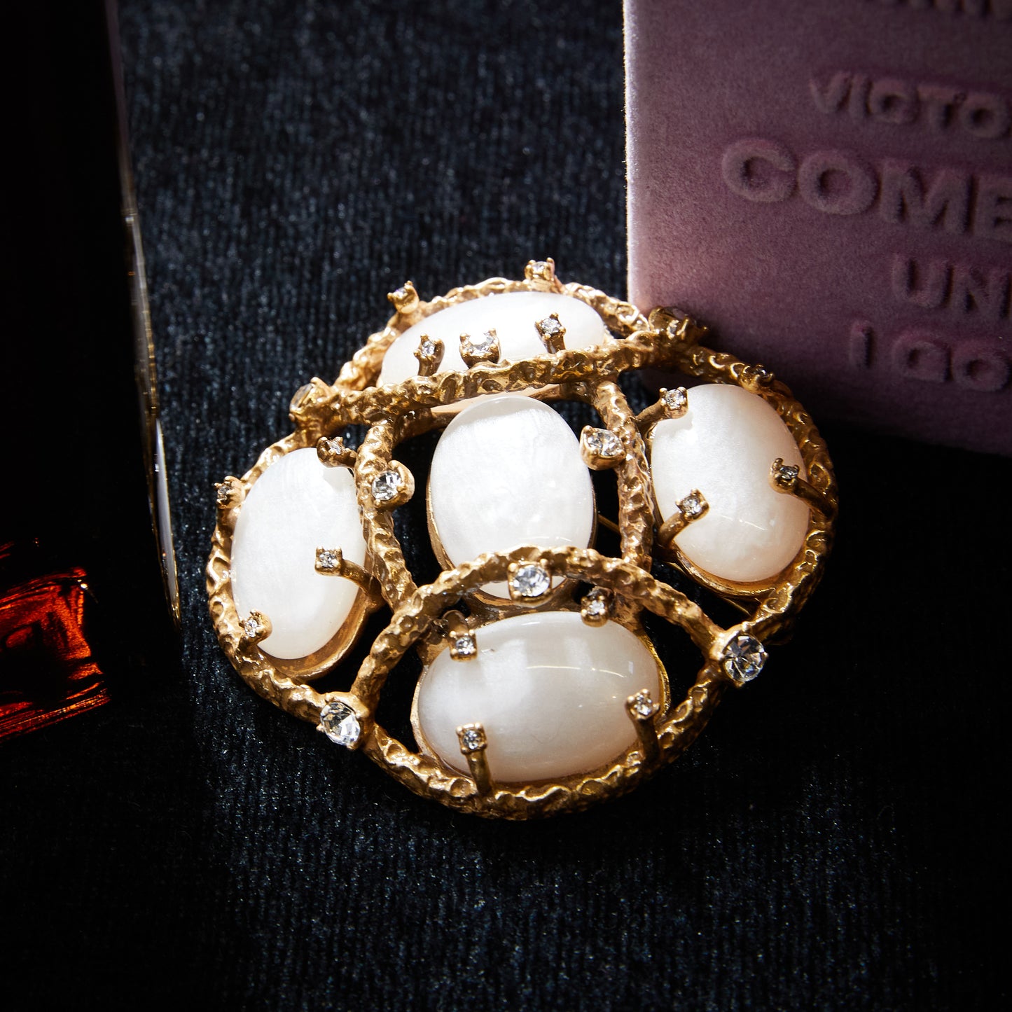 Sparkling Swarovski Crystal Copper Alloy Brooch KK-91967