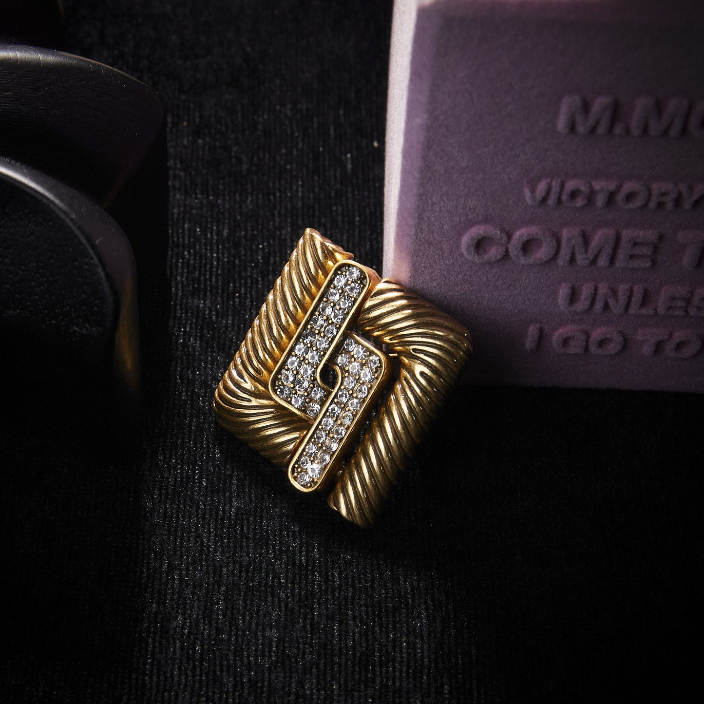 Elegant Copper Alloy Brooch KK-91756