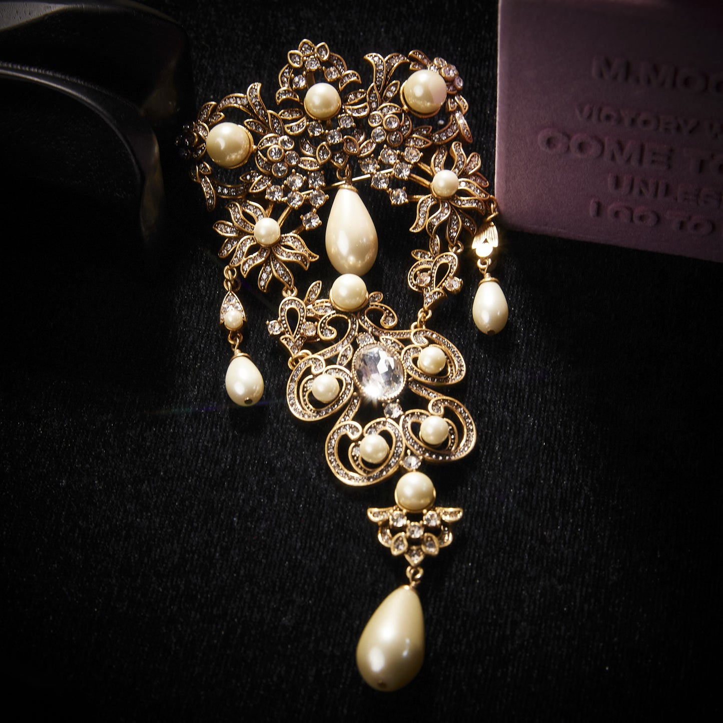 Refined Swarovski Crystal Copper Alloy Pearl-Imitation Brooch KK-91048