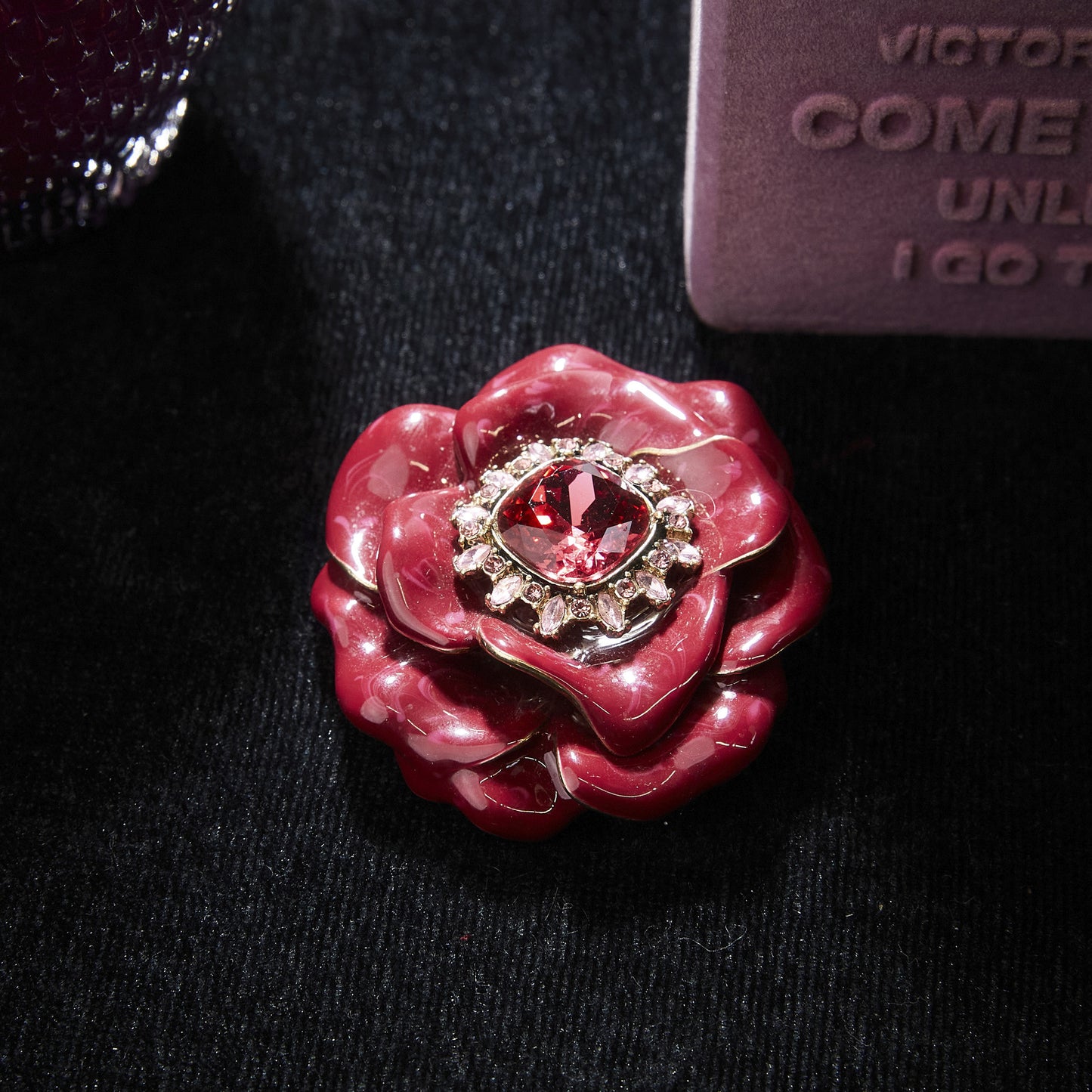 Elegant Copper Alloy Brooch KK-91104