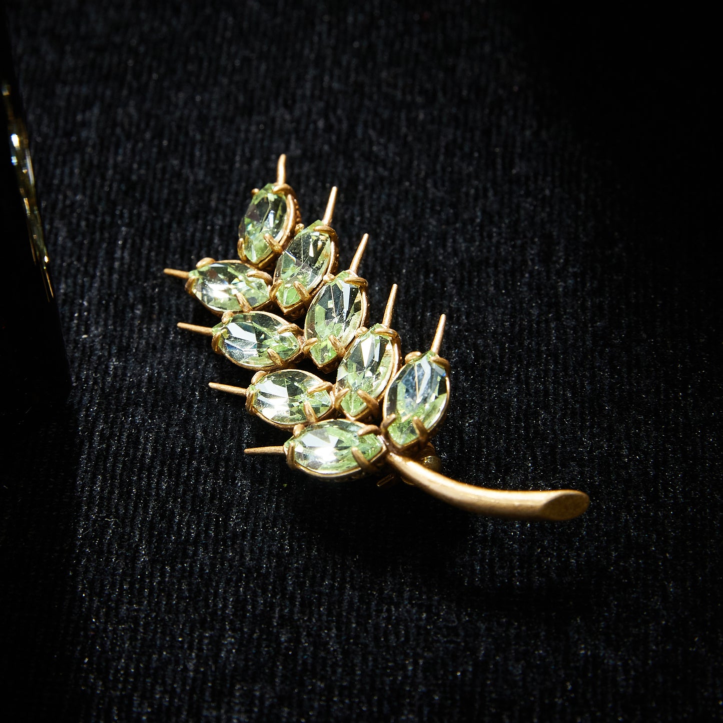 Elegant Copper Alloy  Brooch KK-JB0179