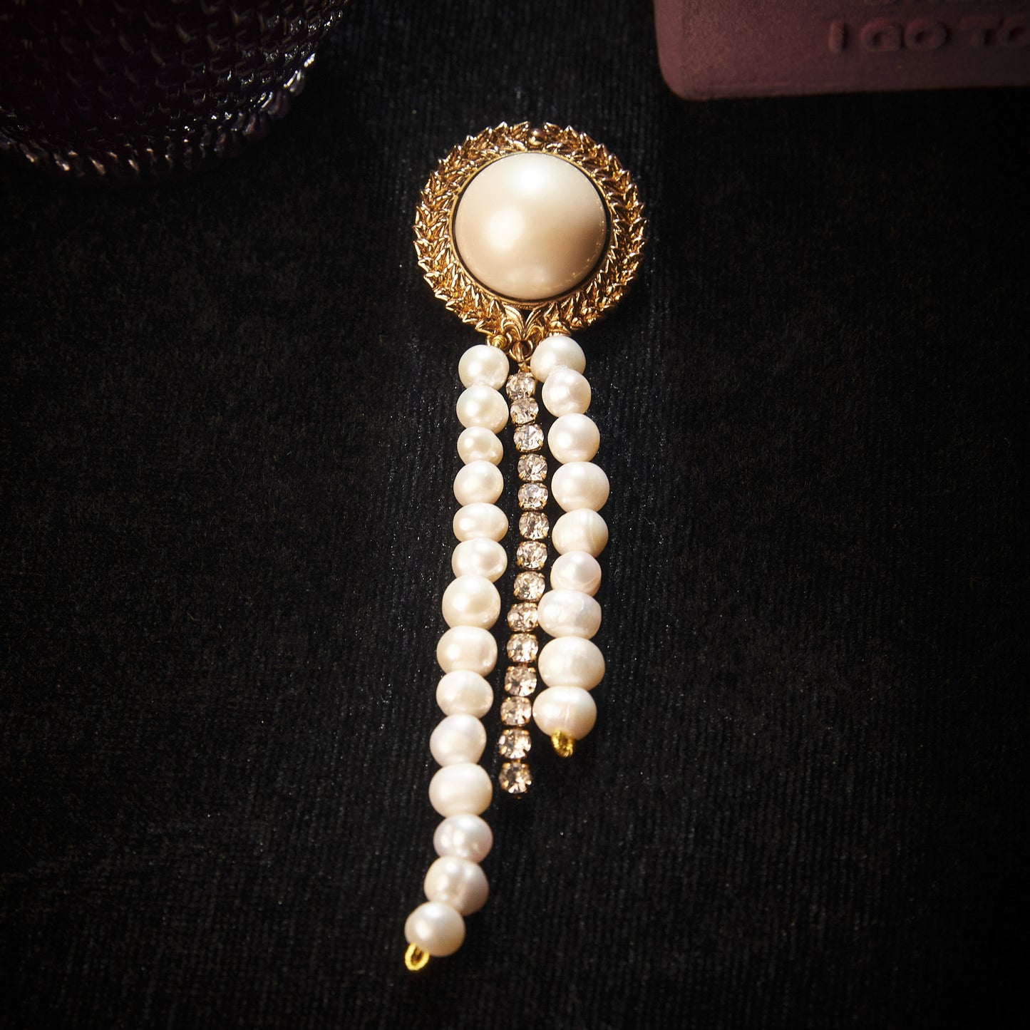 Sparkling Swarovski Crystal Copper Alloy Pearl-Imitation Brooch KK-91523