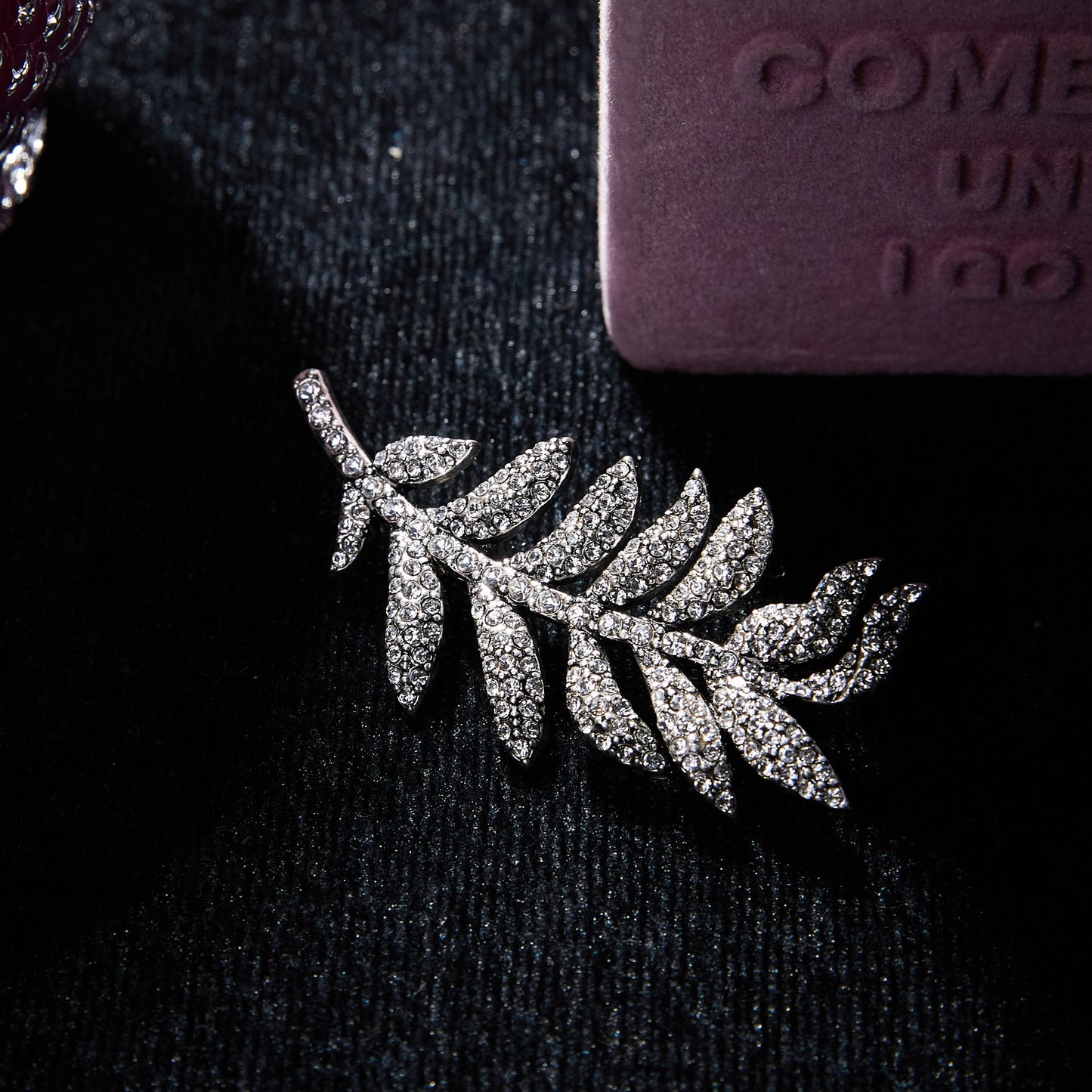 Elegant Copper Alloy Brooch KK-91960