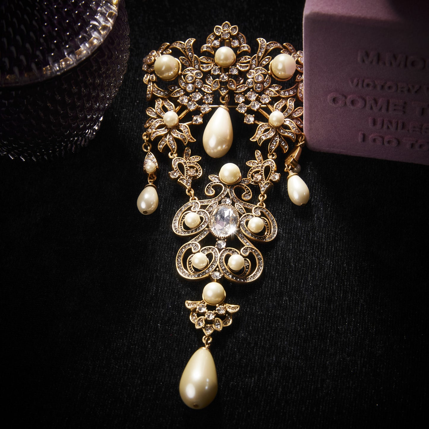 Refined Swarovski Crystal Copper Alloy Pearl-Imitation Brooch KK-91048